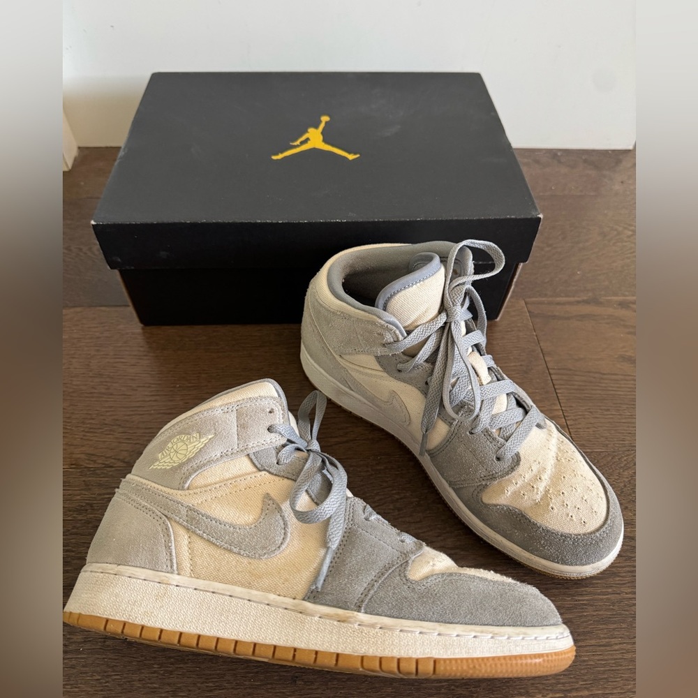 Youth Nike Air Jordan 1 Mid - COCONUT MILK-PARTICLE GREY-WHITE-GUM size 5.5